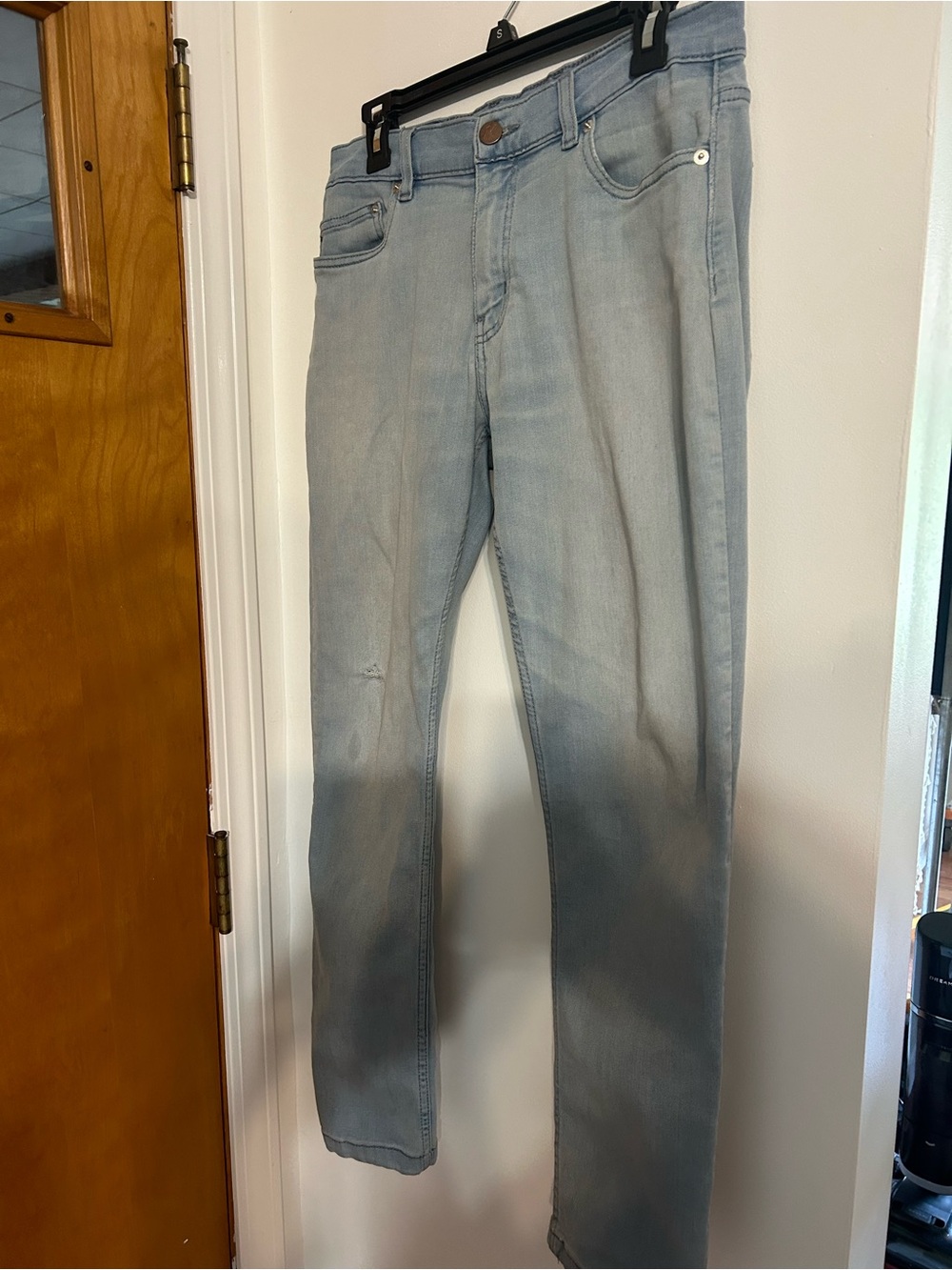Mugsy Slim Straight Women's Jeans in Light Blue Wash